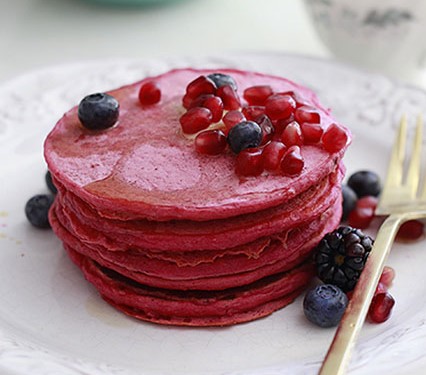 pancake in rosa con rape rosse, yogurt e avena